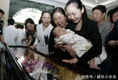 资助1百多名穷困学生,死后却无钱下葬,5年后妻子驾车被砸身亡