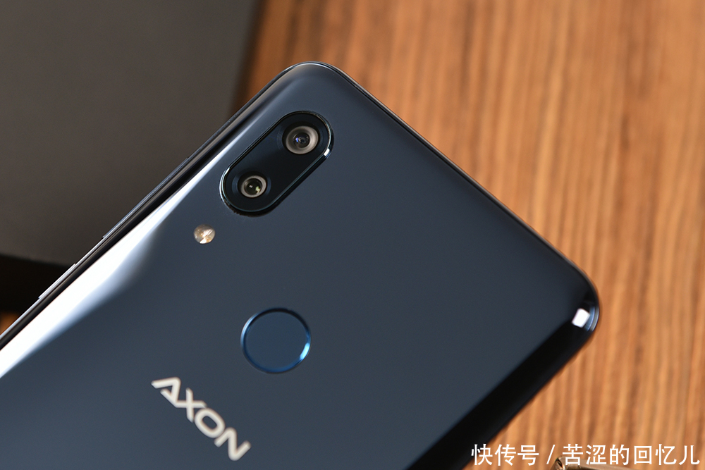 轻商务旗舰中兴天机Axon9Pro开箱