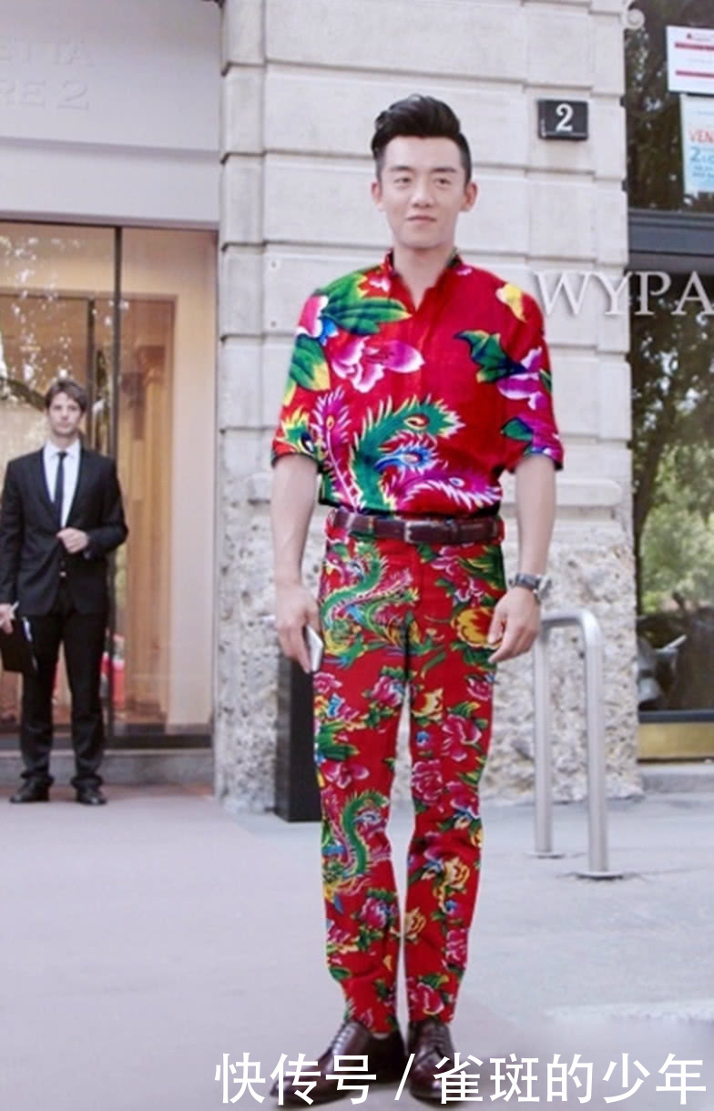 明星挑战东北大花布,摆拍动作男帅女靓,但没