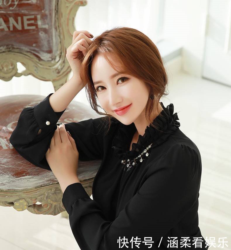 李妍静职业装美照欣赏,有一份优雅和知性的美