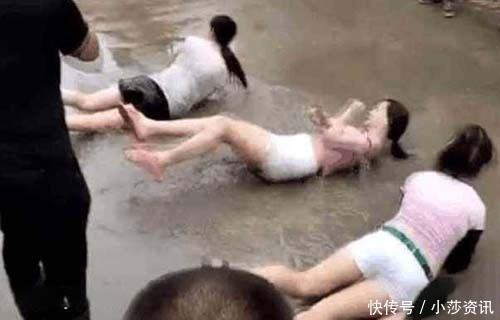 四位美女雨水里打滚痛哭，路人得知原因非但不同情，还很气愤