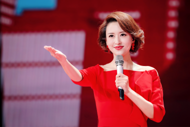 她是最美央视女主持，却嫁给了年过半百的富商，还成了后妈