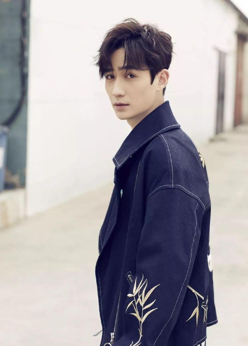 继朱一龙睫毛眼睛后,又以脚踝红遍网络,网友:朱