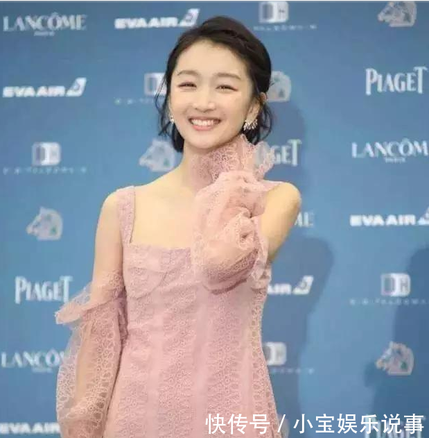 郑爽和周冬雨同穿粉色礼服,年龄近都是当红小