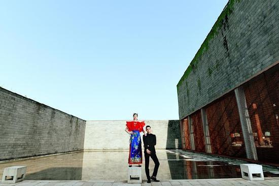 重慶小伙拍高顏值婚紗照 洋媳婦自曝:我追的他(2)