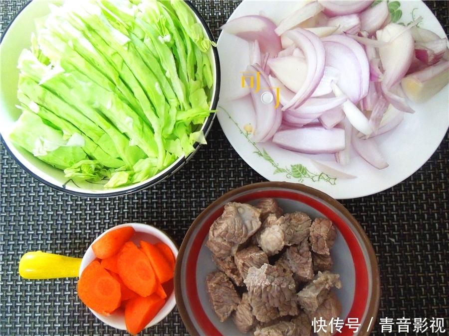 天冷来锅辣咖喱牛肉,与蔬菜搭配更好吃,米饭准