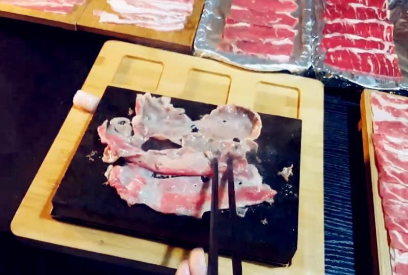 大胃王密子君吃20份烤肉,吃完还加2份饮料一个