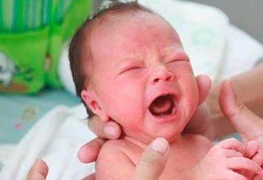 为了救了孩子性命? 婴儿出生只笑不哭, 奶奶一