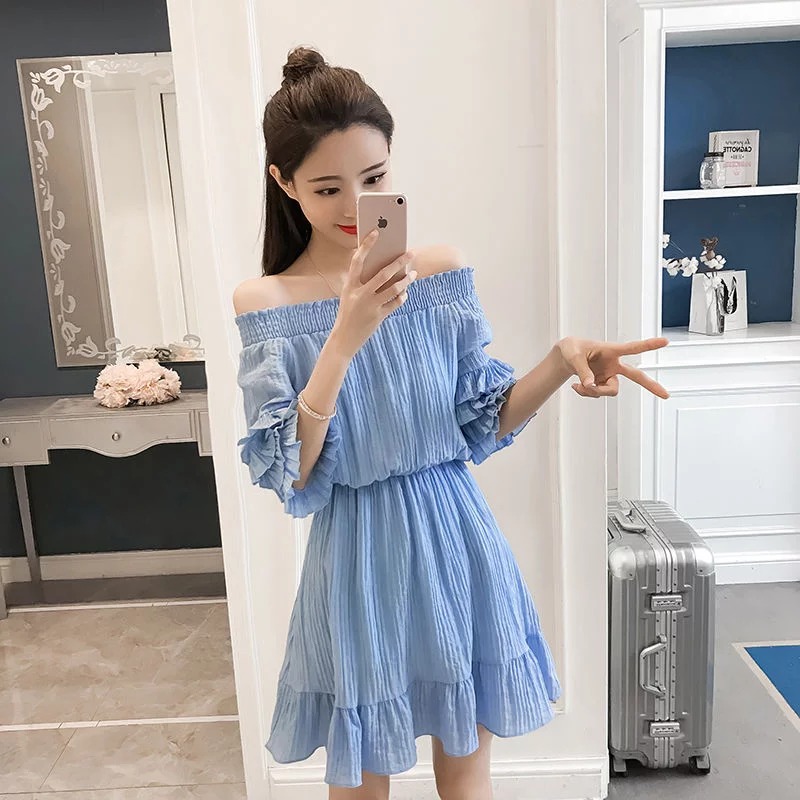 今夏流行一款时尚百搭的一字肩连衣裙,不挑身