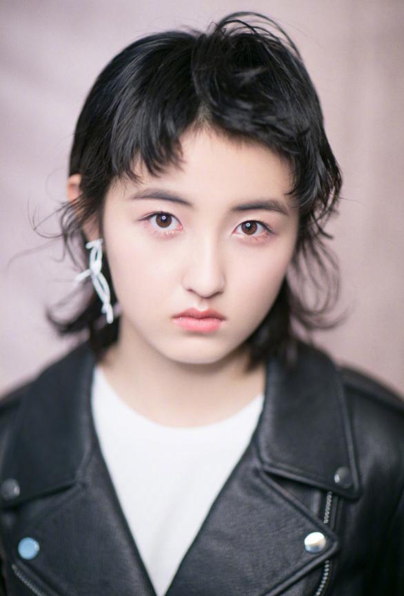 17岁张子枫剪了个新发型活活老了20岁,网友:这