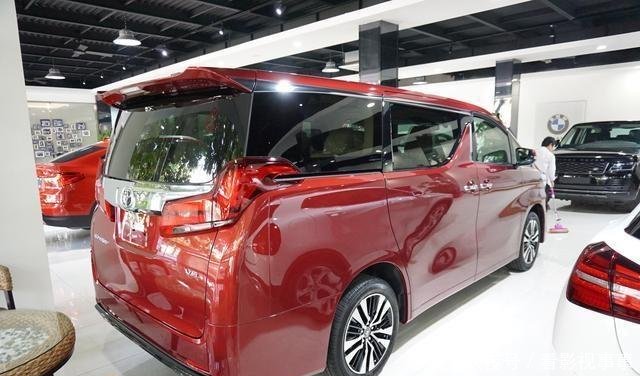 丰田埃尔法车标为啥有2种19款更帅十倍,加价却