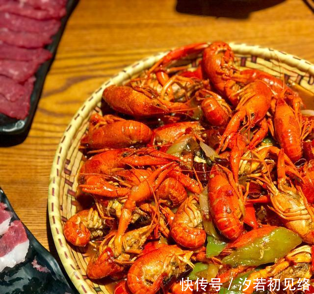 火锅+烧烤+小龙虾的多重美味享受,谁说夏天不