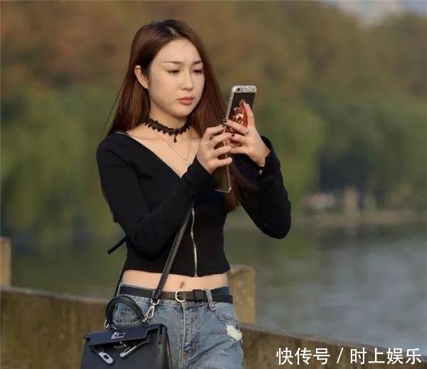 街拍黑色一字肩上衣配上牛仔裙的小姐姐,性感