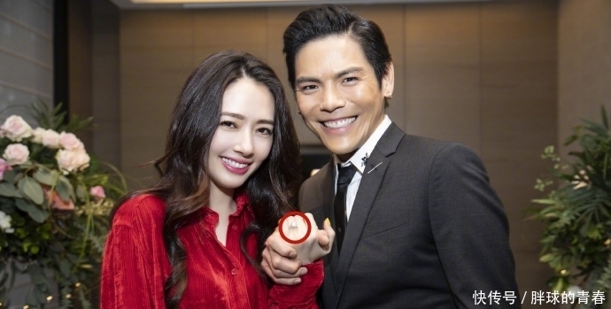 求婚成功后,向佐朋友圈晒与郭碧婷恩爱合影,两