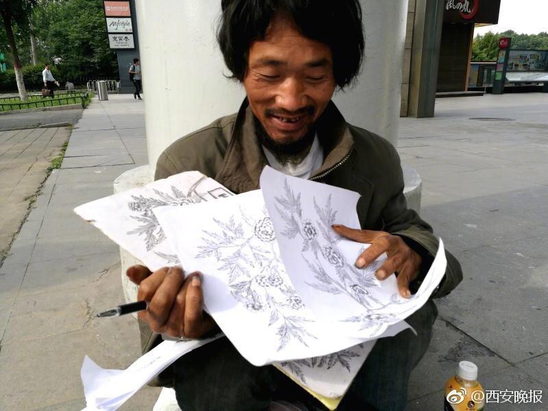 西安流浪汉街头自学手绘 42岁王小明认真绘画引围观(2)
