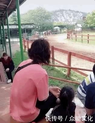 戚薇苏州拍戏李承铉带女儿探班,父女俩现身马