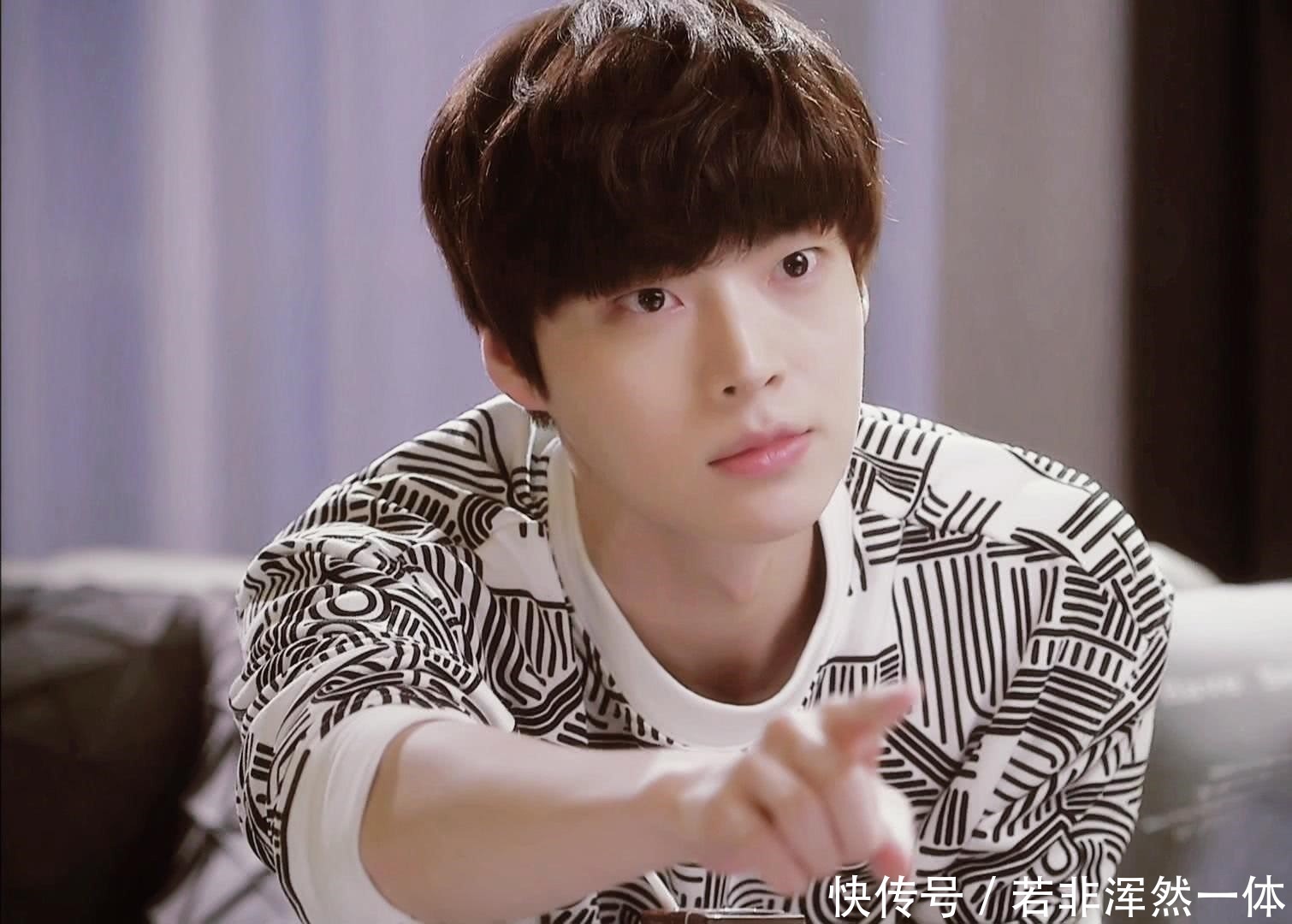 安宰贤的青涩照曝光,这怕是史上最帅快递小哥