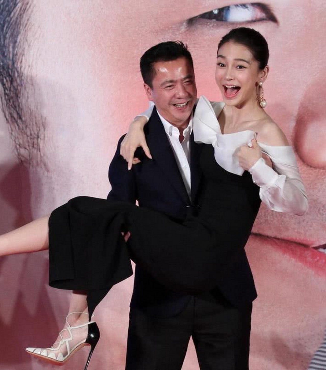 杨颖穿低胸装,被王中磊公主抱笑,都是当妈的人