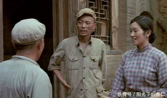 《活着》人是为活着本身而活着的,而不是为了