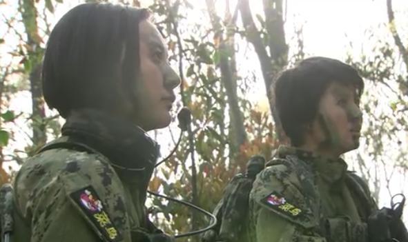 特种兵之火凤凰:女兵进入了沼泽地,渴了喝这个