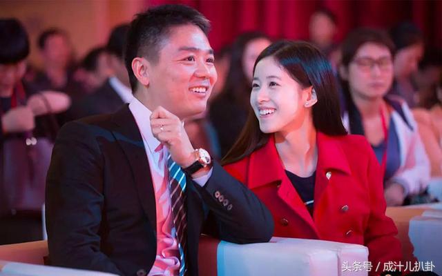 刘强东章泽天宴客,望夫眼满满是爱,网友:相差