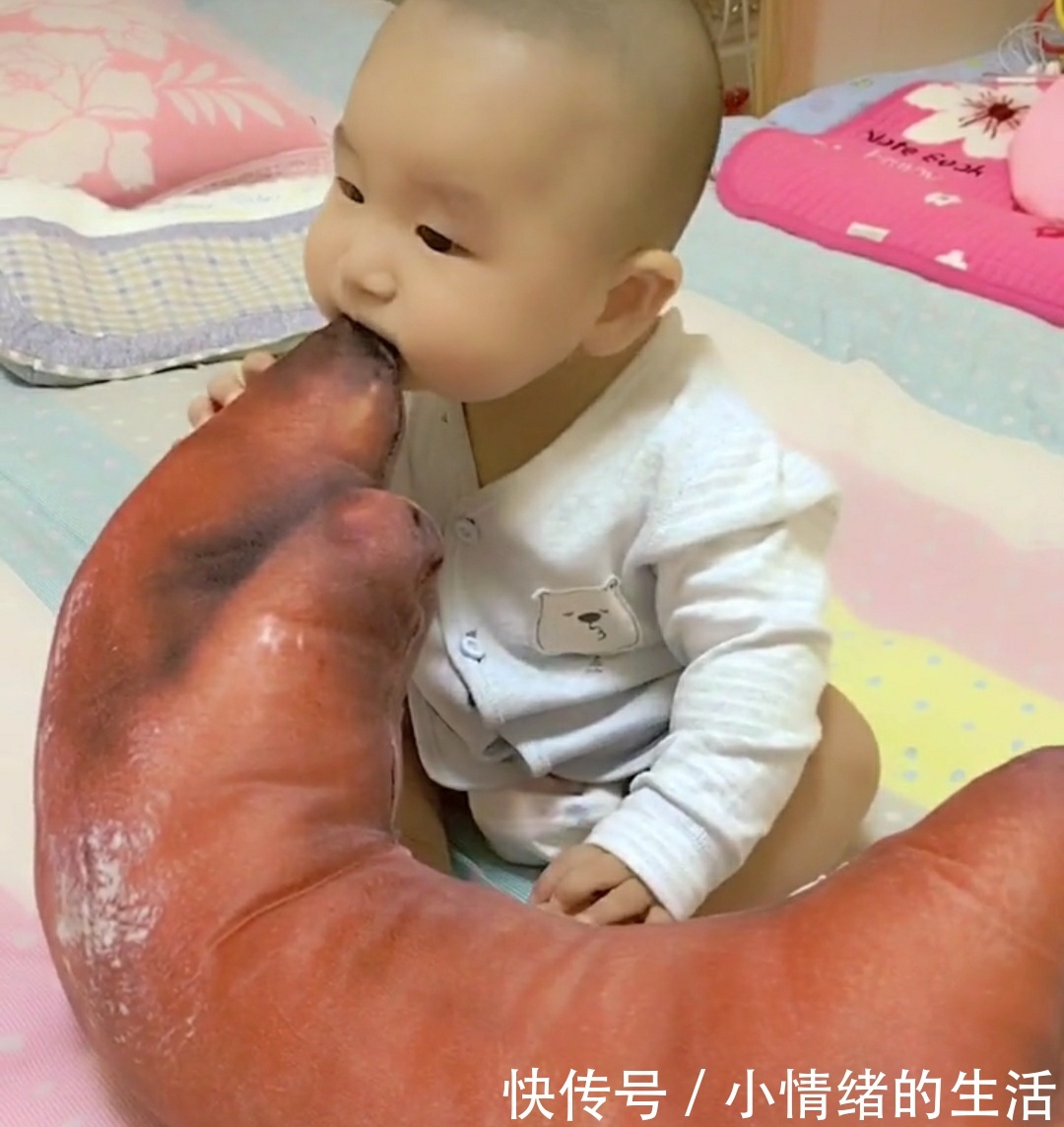 妈妈进房间看孩子，孩子的这个举动，妈妈赶紧拿起手机拍照