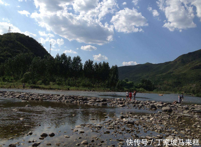 男子小溪边捡到黄色透明石头,准备打水漂,朋友