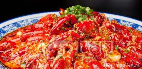 美女大学生在餐厅兼职,靠给顾客剥虾收入过万