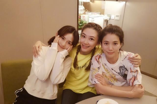 谢娜袁咏仪应采儿深夜聚餐,袁咏仪:跟这两个没