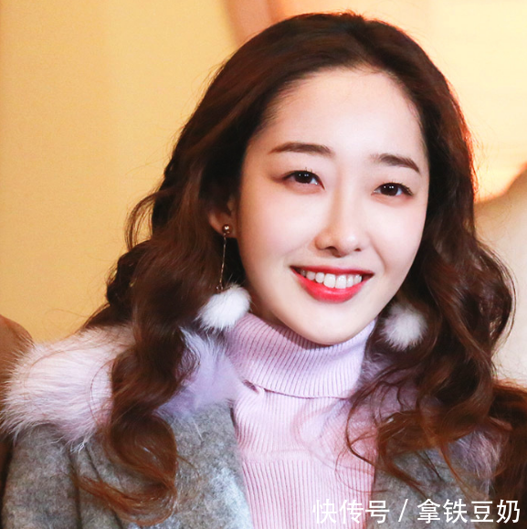 凭借《新版红楼梦》大火,杨幂曾是她的配角,如