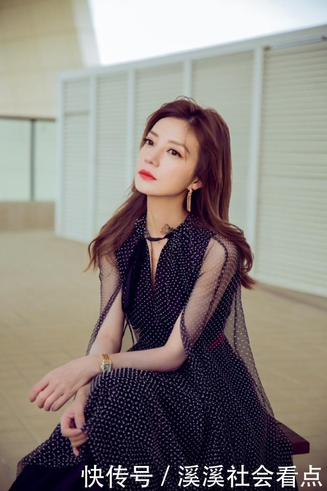 赵薇瘦出高级脸,穿驼色开衫连衣裙摩登高级,拼
