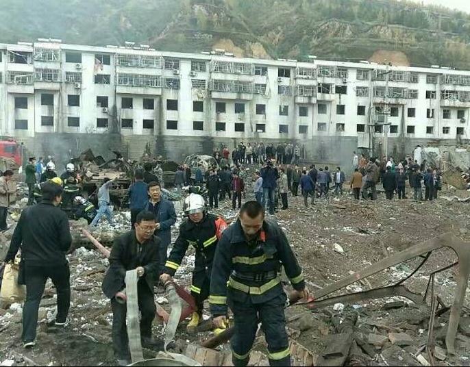 资讯 热点聚焦 据网友爆料,榆林府谷县新民镇街道旁一建筑物发生爆炸