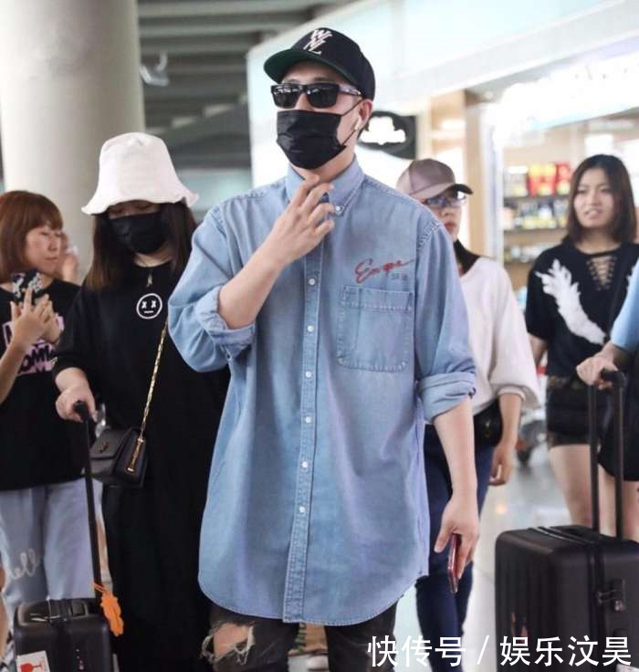 潘玮柏穿蓝色牛仔衬衫配破洞牛仔裤 机场与粉