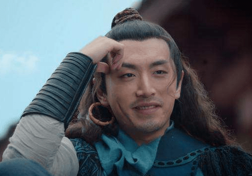 《鸣鸿传》造型独特，白客耳环绑头发上，陈都灵戴蕾丝帽一言难尽
