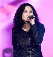 她16岁入行 18岁眼睛被刺瞎