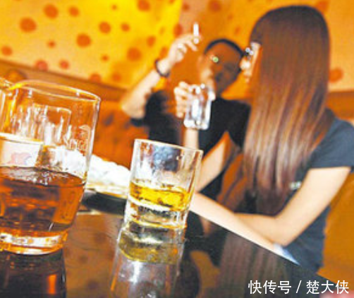 女子陪客人喝酒后前往酒店,事后女子问要钱,男