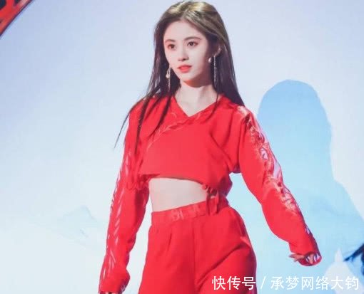 鞠婧祎演唱《红昭愿》,造型惊艳全场,霍尊目不