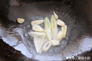 逢年过节百吃不厌的一道菜“红烧茄子”其实做法很简单!