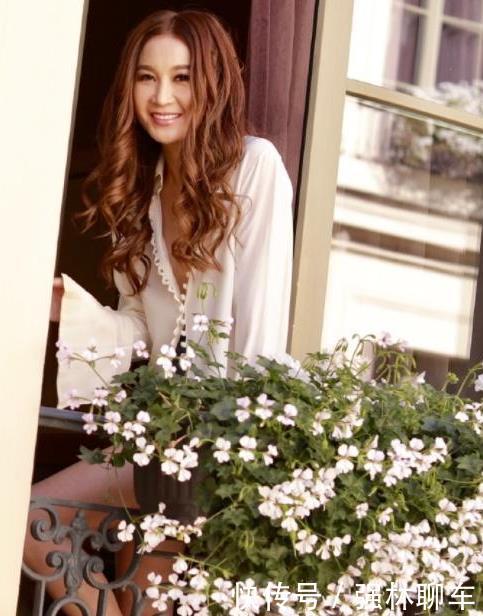 她无数男人的梦中情人,结婚19年不生孩子,53