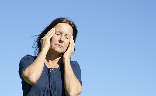 女人一般什么时候绝经?医生提醒:频繁出现4个