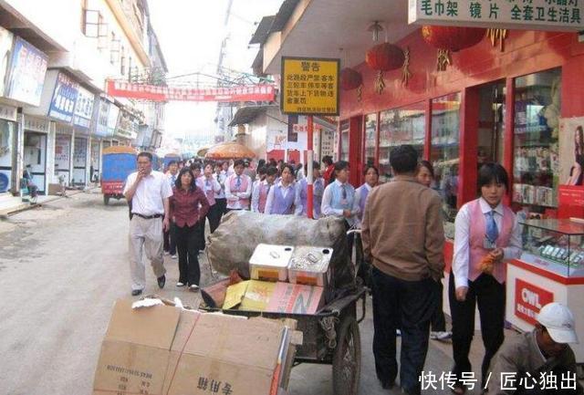 该地是缅甸的一个特区,但人们却说汉语、用人