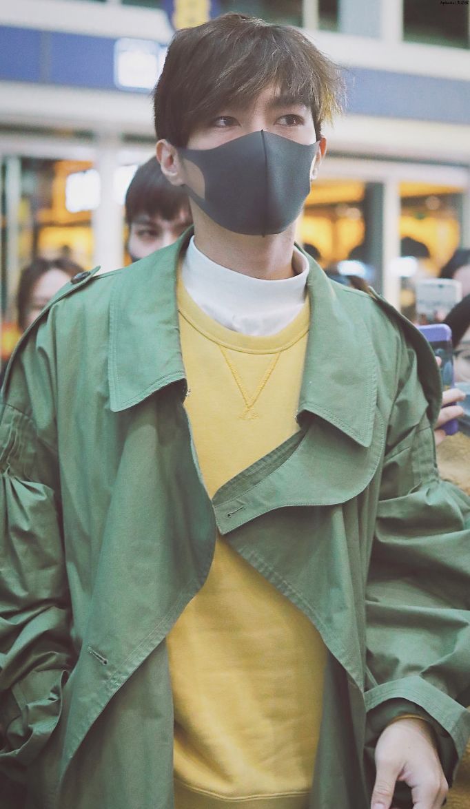 对炎亚纶真服气,穿军绿外套配魔性长刘海,戴口