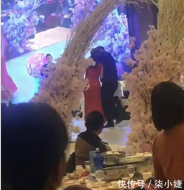 喝醉酒的公公当众对儿媳新娘做这事，婚礼主持人第一次觉得救不场