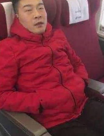 男子坐火车霸占两个座位，众人议论纷纷，拿出一物后众人闭了嘴