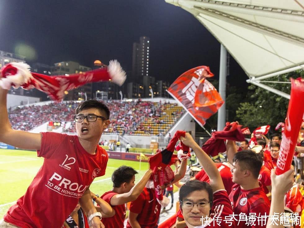 香港球迷又嘘国歌! 升国旗时故意背对球场, 并