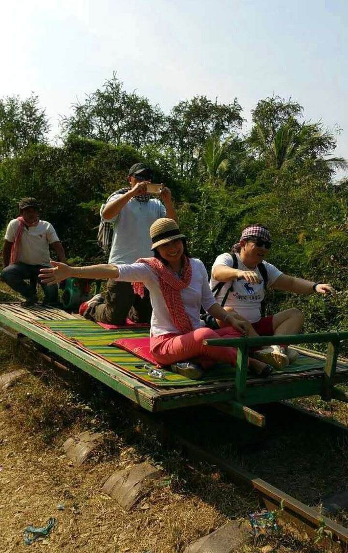世上独一无二的竹火车就在柬埔寨,司机用根竹竿撑着前进,坐一次