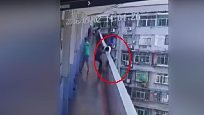 初二男生坠楼视频曝光