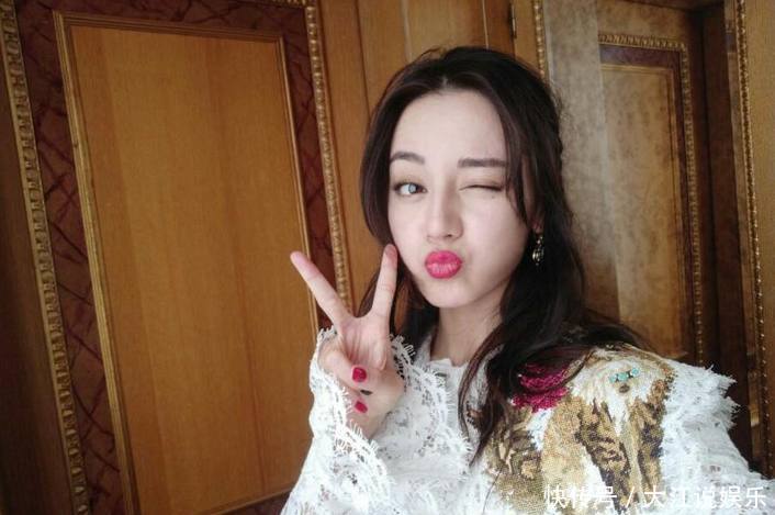 娱乐圈女明星抛媚眼姿势,迪丽热巴的俏皮,蒋欣