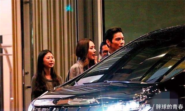 向佐求婚郭碧婷成功?郭碧婷戴巨型婚戒现身酒