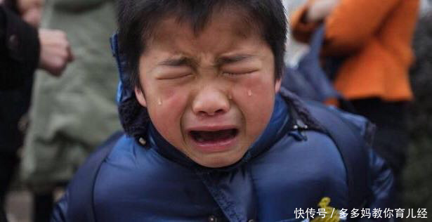 5岁男童迟迟戒不掉母乳,孩子老师得知后,怒斥